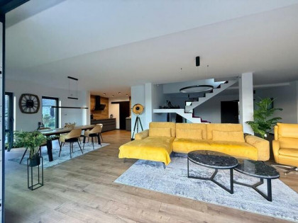 Luksusowy posiadłość z widokiem na wzgórza