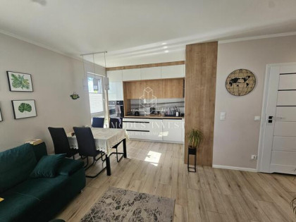 2-pokojowe mieszkanie z ogródkiem, miejscem postojowym i komórką – przy Błoniach