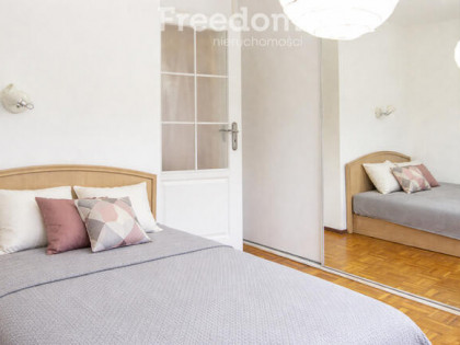 Klimatyczne dwa pokoje na drugim piętrze w bloku