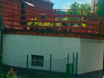 Pół domu na sprzedaż w spokojnej okolicy z dużym garażem