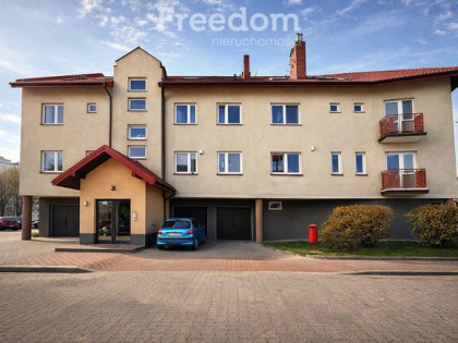 Mieszkanie z balkonem i garażem w budynku.