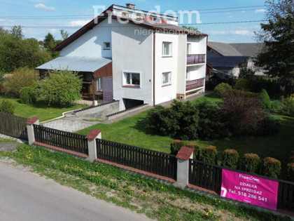 Dom z dużą przestrzenią i zabudową gospodarczą