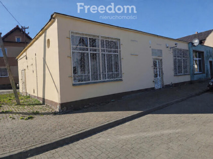 Budynek Handlowy w centrum Marzęcina.