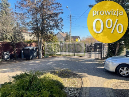 Blisko szkoły ,dom, oddzielny garaż,duża działka .