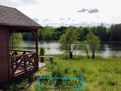Piękna działka z linią brzegową i domkiem!