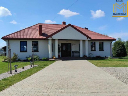 Dom z basenem w atrakcyjnej lokalizacji