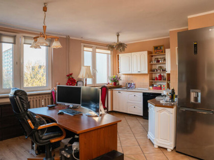 Salon/ biuro z otwartą kuchnią, w dobrej lokalizacji.