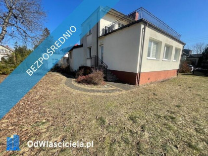 Duża działka pow .1111 m2 z domem w Centrum 200m od szkoły, budynek z garażem