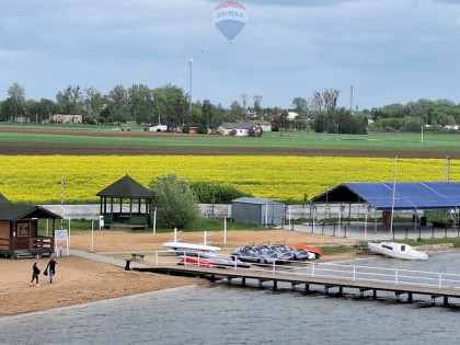 Działka 3823 m² z linią brzegową oraz stawem.