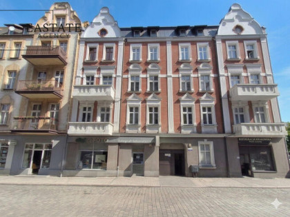 Mieszkanie w odnowionej kamienicy z dwoma balkonami
