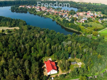 Ostatni apartament nad jeziorem w otoczeniu lasów.