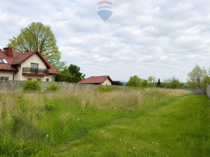 Działka budowlana 1302 m², media, szkoły, natura.