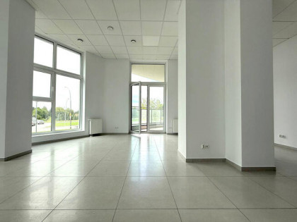 Jasne przestron biuro w nowoczesnym wieżowcu