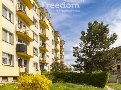 Atrakcyjne mieszkanie na drugim piętrze z balkonem