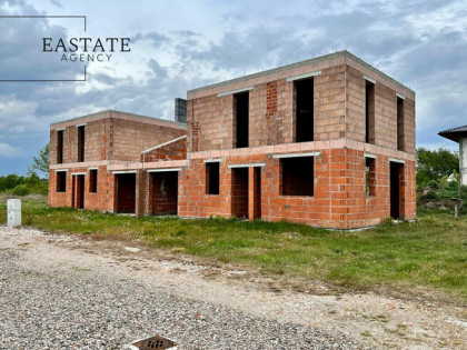 Bliźniak w stanie surowym otwartym/działka 500 m2