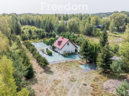 Mały dom na  siedliskowej działce.
