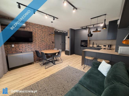 Stylowe mieszkanie 43 m² z klimatyzacją i garażem podziemnym, duży salon z kuchnią + sypialnia, w pe