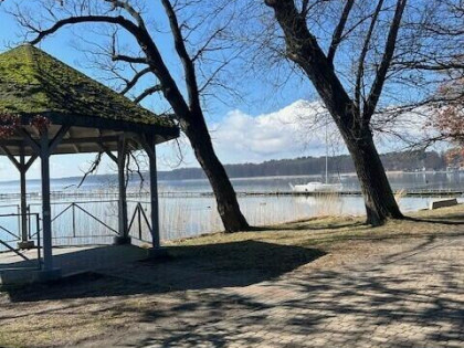dokonała lokalizacja w pierwszej linii od jeziora