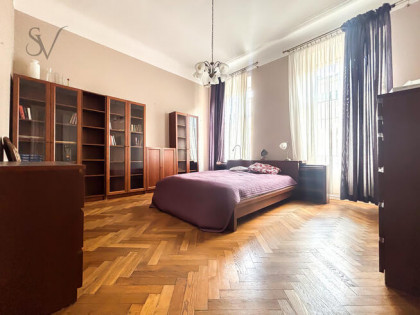 Galeria Krakowska | Garderoba | Balkon | ENG
