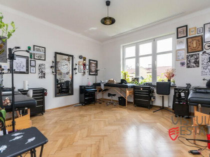 Lokal biurowy na czwartym piętrze kamienicy 75 m2