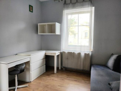 Ułanów 72, Prąd. Czerwony, słoneczna kawalerka