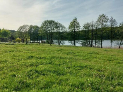Działka nad jeziorem z linią brzegową