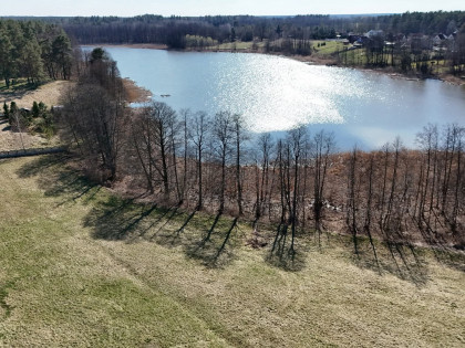 Działka z linią brzegową jeziora Wygryny w Wygrynach