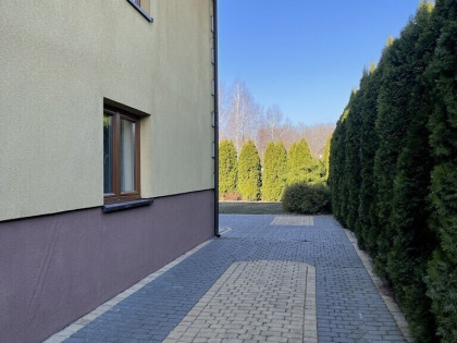 Dom wolnostojący, dwulokalowy z 2 garażami.