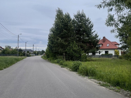Działka 879 m² – media w drodze, las, SKM.