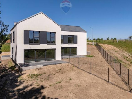 Ciekawy dom z dużym ogrodem w spokojnej okolicy