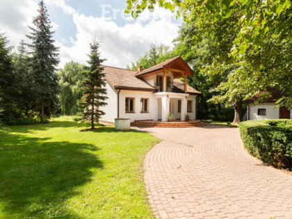 Dworek ze stajnią i działką inwestycyjną