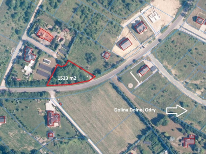 Działka budowlana z możliwością 2 wjazdów.