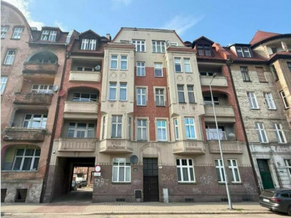 4-pokojowe mieszkanie w wysokiej kamienicy