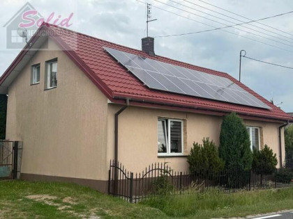 Komfortowy dom rodzinny z garażami i altaną