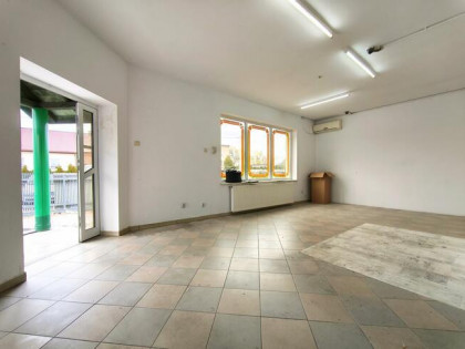 Lokal handlowo- usługowy z działką 900 m2.