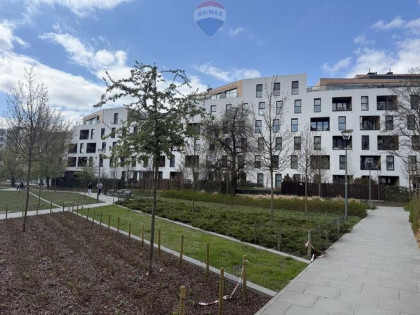 Apartamentowiec, umeblowane, okna na skwer, 2 pok.