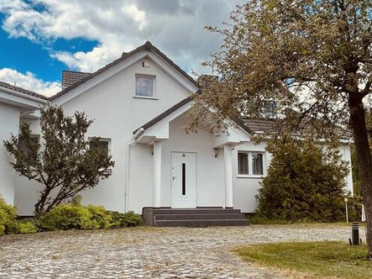 Dom z dużym garażem nad jeziorem. Działka ponad 2ha