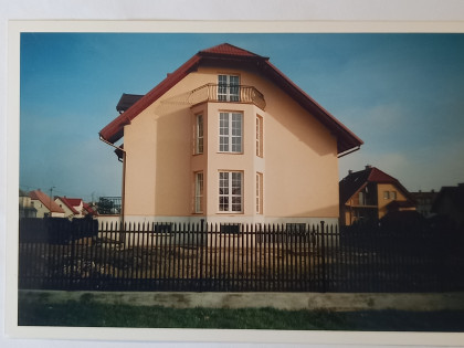 Dom z garażem i ogrodem.