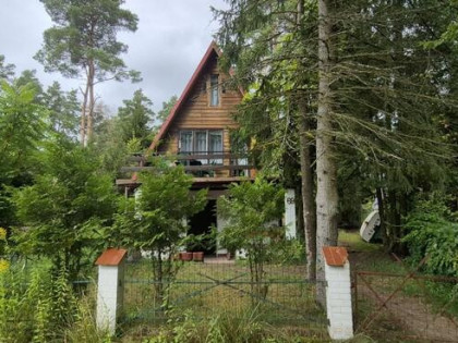 Domek letniskowy w lesie nad jeziorem z sauną