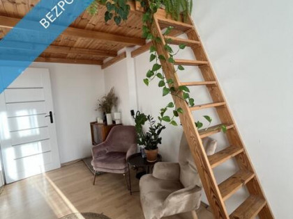 Klimatyczne mieszkanie w kamienicy po remoncie z antresolą i balkonem