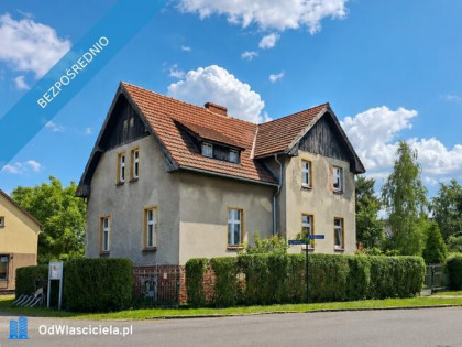 Przedwojenny dom z działką 1800 m² w centrum Czernicy