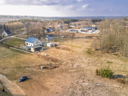 Działka budowlana 1368 m² w otoczeniu lasu