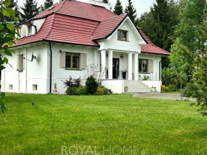 Rezydencja z własnym lasem i stajnią .