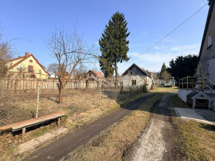 Nieruchomość z budynkami i garażami – potencjał