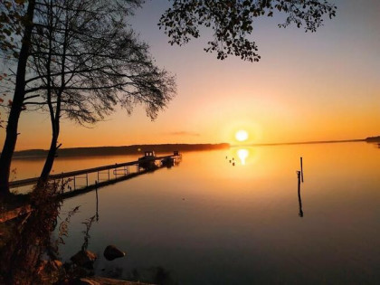 Dom nad jeziorem Mamry z linią brzegową i pomostem