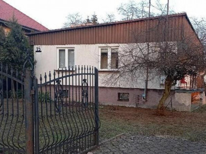 Syndyk sprzeda udziały 1/8 w domu i garażu