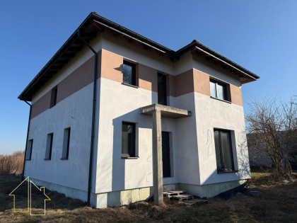 Dom w stanie deweloperskim z dobrym dojazdem