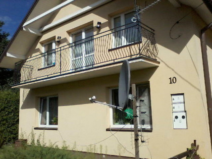 w Grodzisku 175m . 2 osobne budynki 300m od SP2