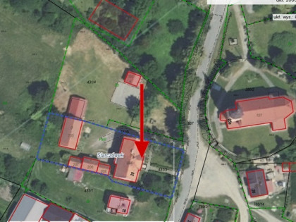 Działka zabudowana budynkami
