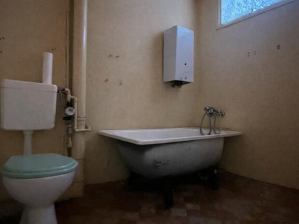 1 lub 2 pok do remontu 33m² + 4m² piwnica, parking